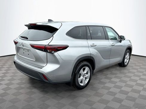 Used 2024 Toyota Highlander LE image 6