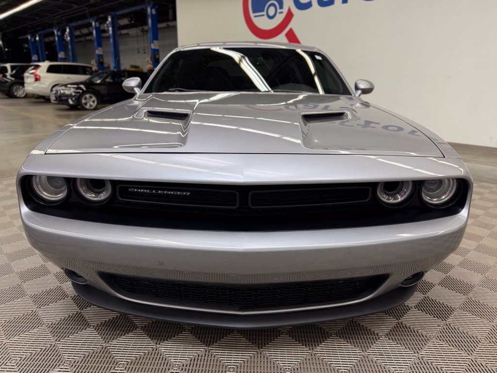 Used 2016 Dodge Challenger SXT w/ Driver Convenience Group RWD image 2