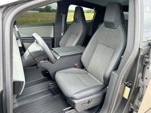 Used 2025 Tesla Cybertruck 2WD Crew Cab image 11