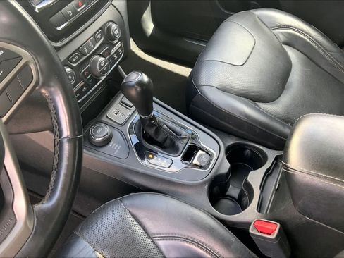 Used 2019 Jeep Cherokee Limited AWD/4WD image 15