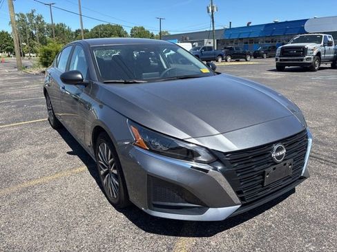 Used 2025 Nissan Altima 2.5 SV FWD image 7