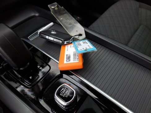 Used 2023 Volvo XC60 B5 Core image 24