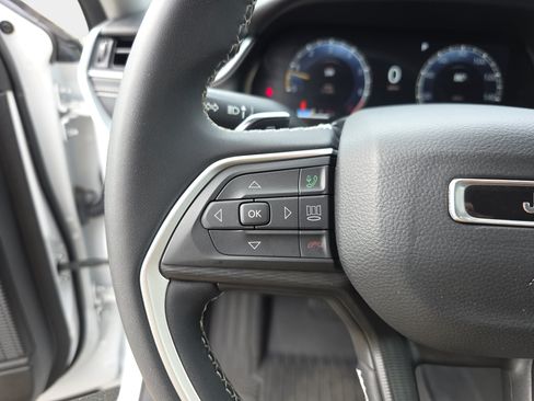Certified 2023 Jeep Grand Cherokee Laredo AWD/4WD image 14