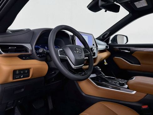 New 2026 Toyota Highlander Platinum AWD/4WD image 13
