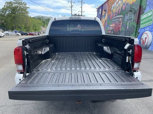 Used 2022 Toyota Tacoma SR5 AWD/4WD image 13