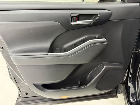 Used 2023 Toyota Highlander XLE FWD image 28