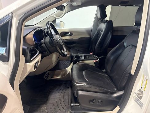 Used 2017 Chrysler Pacifica Touring-L FWD image 24