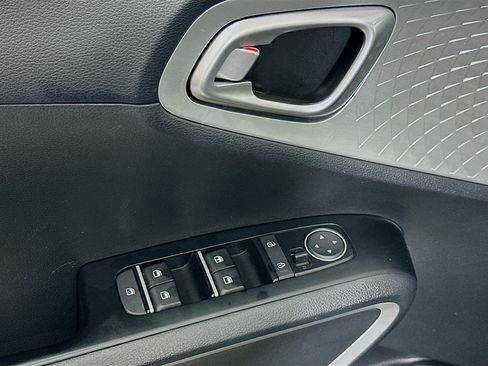 Used 2025 Kia Soul LX w/ LX Technology Package FWD image 15