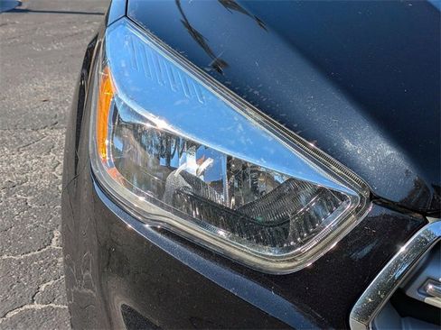 Used 2019 Ford Escape SE image 9