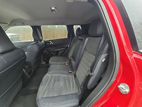 Used 2025 Mitsubishi Outlander SE image 16