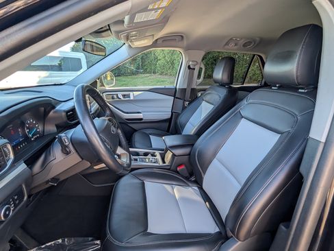 Used 2023 Ford Explorer XLT w/ Equipment Group 202A image 10