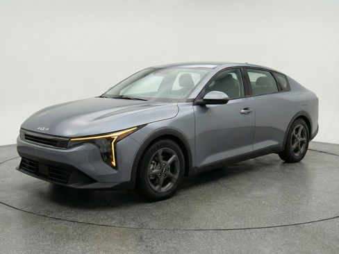 Used 2025 Kia K4 LXS image 3