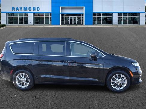 Used 2022 Chrysler Pacifica Touring-L image 2
