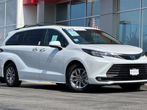Certified 2025 Toyota Sienna XLE image 2