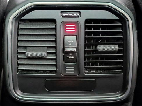 Used 2025 Porsche Macan image 19