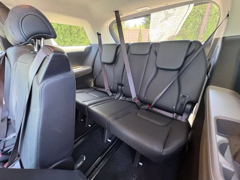 Used 2026 Kia Carnival FWD image 31