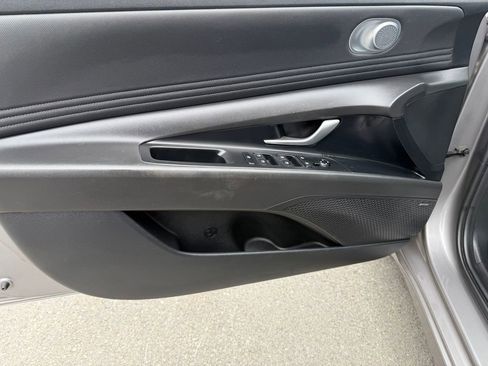 Used 2023 Hyundai Elantra Limited FWD image 13