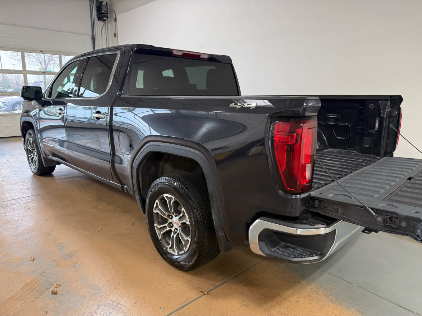 Used 2025 GMC Sierra 1500 SLT AWD/4WD image 4