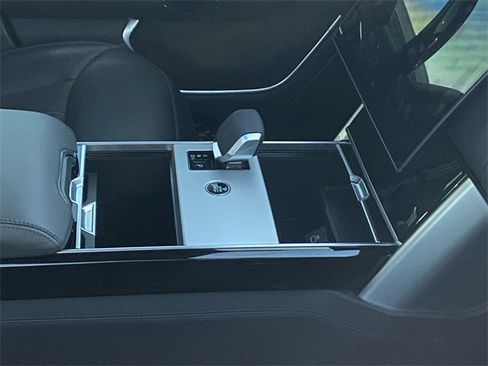 Used 2025 Land Rover Range Rover Long Wheelbase SE image 6