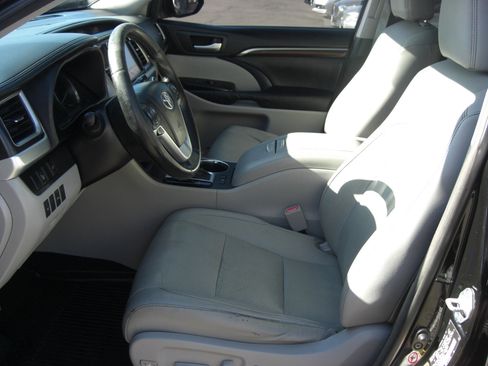 Used 2014 Toyota Highlander Limited image 24