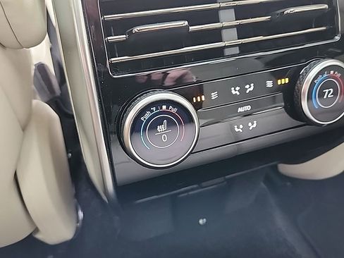 Used 2025 Land Rover Range Rover Long Wheelbase SE image 24