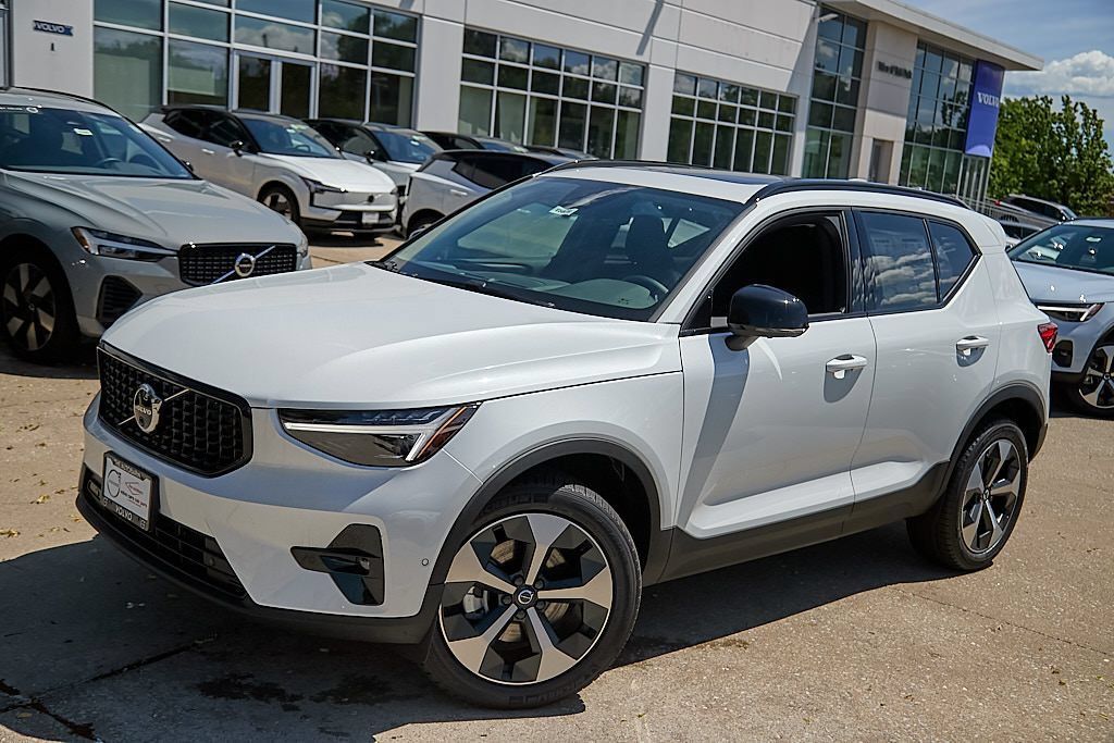 New 2026 Volvo XC40 B5 Plus w/ Climate Package AWD/4WD image 3