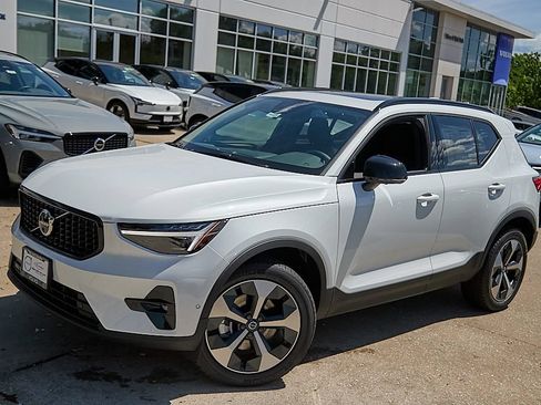 New 2026 Volvo XC40 B5 Plus w/ Climate Package AWD/4WD image 3