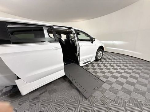 Used 2024 Chrysler Pacifica Touring-L FWD image 28
