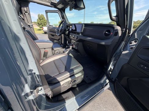 Used 2025 Jeep Wrangler Unlimited Rubicon AWD/4WD image 46