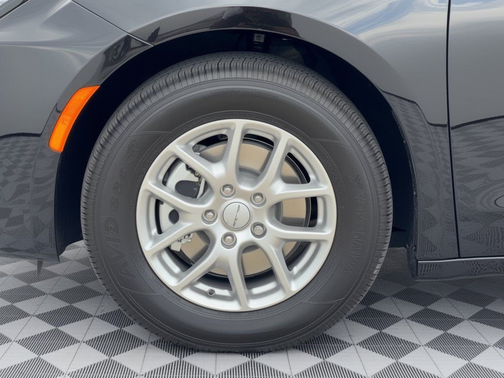 New 2027 Chrysler Pacifica Select FWD image 13