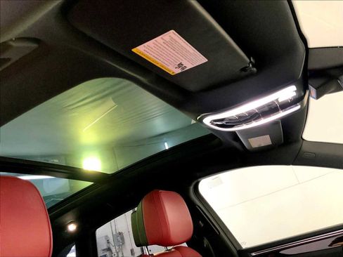 Certified 2022 Porsche Macan S AWD/4WD image 20