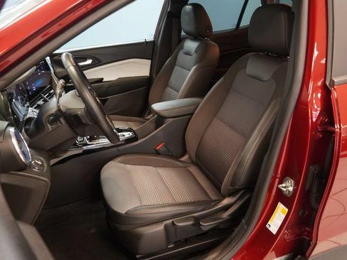 Used 2024 Chevrolet Trax LT w/ Driver Confidence Package FWD image 3