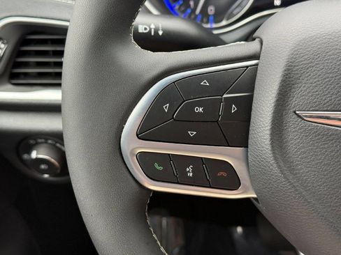 Used 2026 Chrysler Pacifica Limited FWD image 33