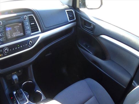 Used 2019 Toyota Highlander LE image 14