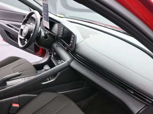 Certified 2025 Hyundai Elantra Sport image 29