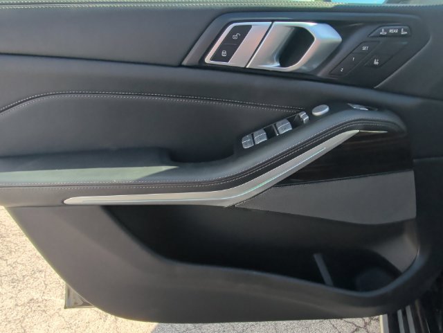 Used 2025 BMW X7 xDrive40i AWD/4WD image 32