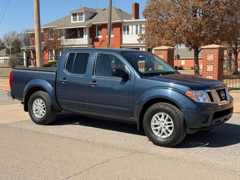 Used 2019 Nissan Frontier SV image 2