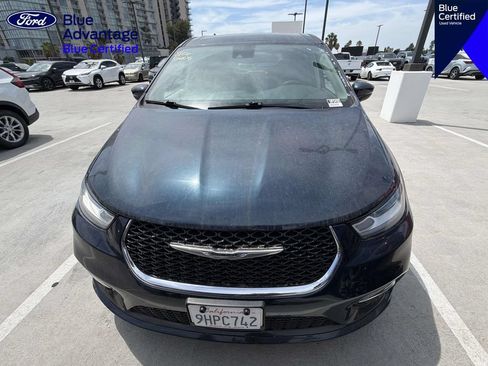 Used 2023 Chrysler Pacifica Touring-L FWD image 15