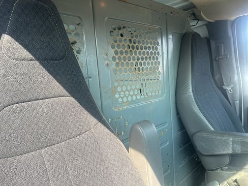 Used 2018 Chevrolet Express 2500 w/ Driver Convenience Package image 7