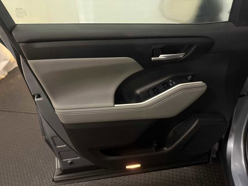 Certified 2023 Toyota Highlander XLE image 20