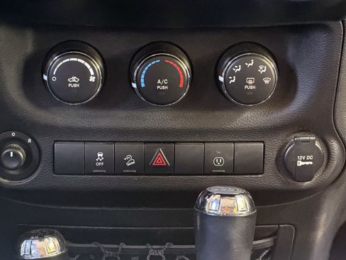Used 2018 Jeep Wrangler Unlimited Sahara w/ Connectivity Group AWD/4WD image 20