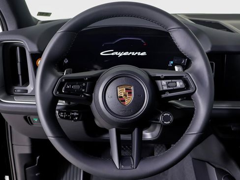 Used 2025 Porsche Cayenne image 9