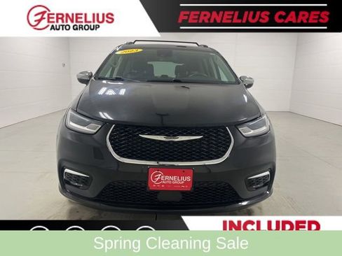 Used 2023 Chrysler Pacifica Limited FWD image 2