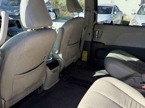 Used 2011 Toyota Sienna XLE image 22