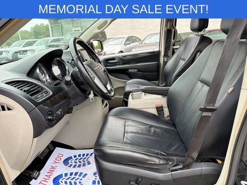 Used 2014 Chrysler Town & Country Touring FWD image 11