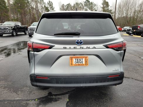 Used 2021 Toyota Sienna XLE image 11