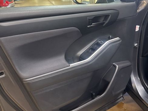 Used 2024 Toyota Highlander LE image 11