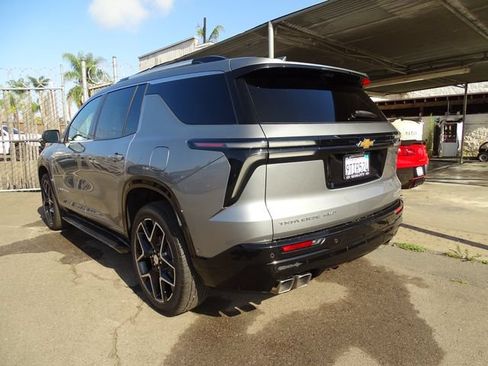 Used 2025 Chevrolet Traverse High Country AWD/4WD image 2