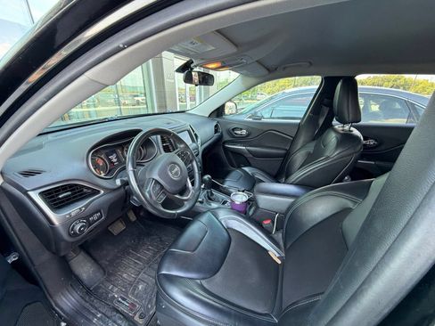 Used 2019 Jeep Cherokee Latitude Plus FWD image 4