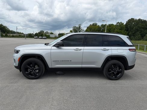 Used 2023 Jeep Grand Cherokee Limited w/ Black Appearance Package RWD image 2